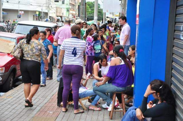 Fila para liquida&ccedil;&atilde;o tem consumidora acampada desde ter&ccedil;a-feira