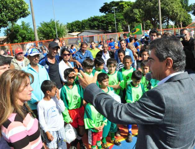  Prefeitura entrega pra&ccedil;a com quadra poliespotiva no Moreninhas III