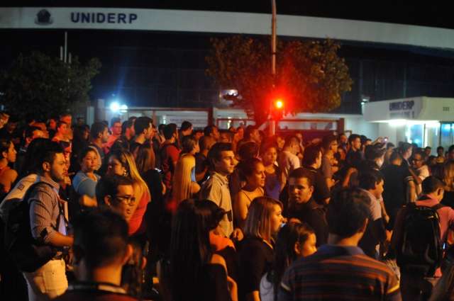 Pais se revoltam contra universidade por atraso na devolu&ccedil;&atilde;o da matr&iacute;cula