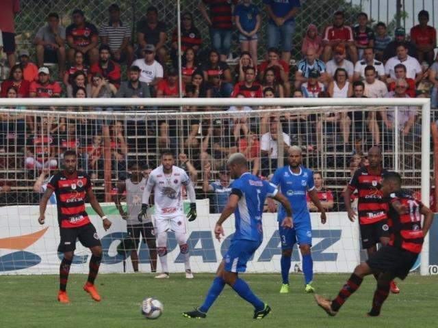 Mesmo com chuva, torcida lota est&aacute;dio e 1&ordm; tempo termina sem gols no Estadual