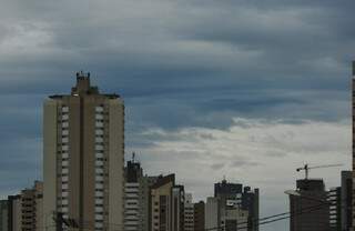 Tempo amanheceu nublado em Campo Grande. (Foto: Alcides Neto)