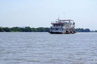 Os borcos-hoteis são muito utilizados por turistas que querem conhecer o rio e pescar em locais mais distantes. (Foto: Renê Carneiro/Corumbá)
