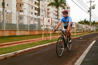 Ciclistas usam faixas para transitar no dia-a-dia e para pratica esportiva (Foto: Marcos Ermínio) 