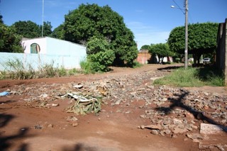 Ruas sem asfalto no Nova Lima estão danificadas (Foto: Marcos Ermínio)