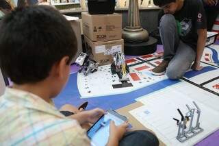 Crianças na oficina de robótica aprendem a construir carros com peças de lego. (Foto: Fernando Antunes)