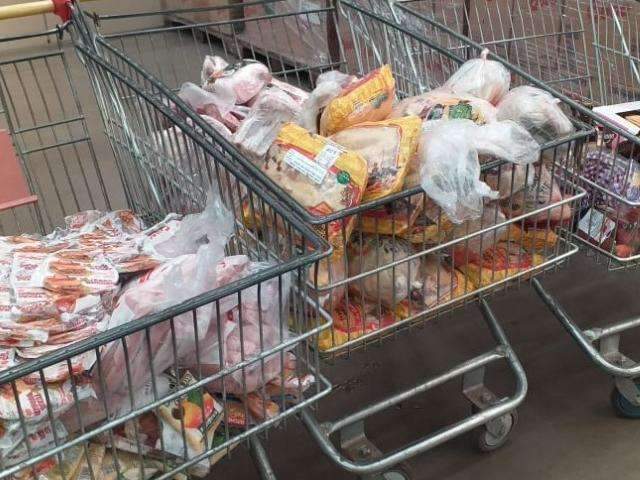 Tr&ecirc;s supermercados s&atilde;o autuados por vender produtos vencidos