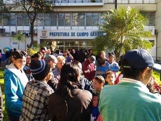 Na manhã desta sexta-feira (10), cerca de 200 pessoas aguardavam o prefeito Marquinhos Trad (PSD). (Foto: Kleber Clajus)