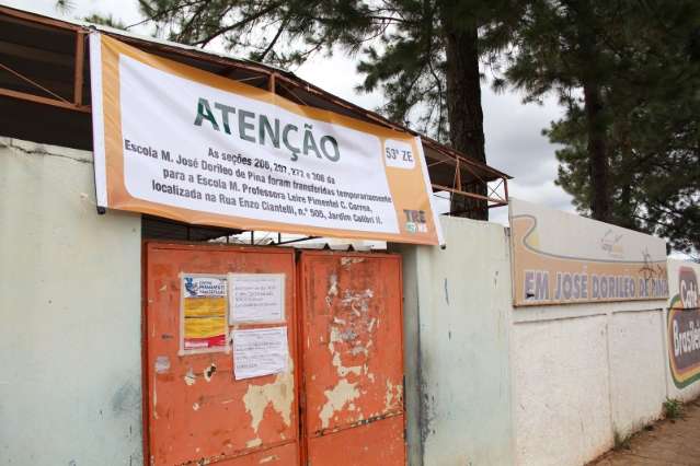 Placas orientam eleitores sobre mudan&ccedil;a em escola atingida por raio