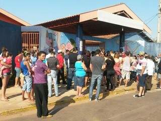Eleitores chegam cedo e enfrentam fila em escolas para garantir voto 