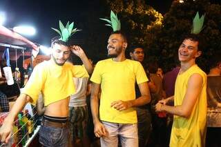 Trio abacaxi no samba. Amigos investiram na produção que custou R$ 2,00. (Foto: André Bittar)