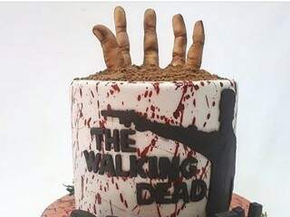 Bolo da série &quot;The Walking Dead&quot; decorado com pasta americana (Foto: Arquivo pessoal)