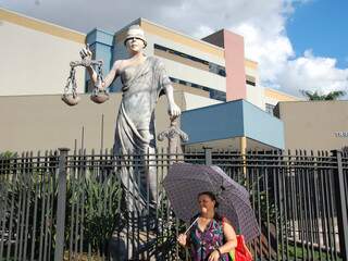 Ednéia em frente da estátua na esquina das ruas 25 de Dezembro com a Rua da Paz. (Foto: Pedro Peralta)