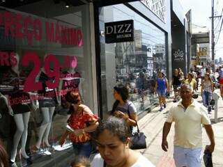Consumidores no Centro de Campo Grande (Foto: Saul Schramm)