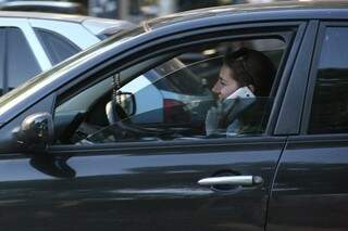 Falar ao celular tira atenção do motorista e pode resultar em acidentes (Foto: Marcos Ermínio)