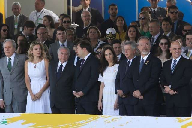 P&uacute;blico lota desfile em Bras&iacute;lia e Temer &eacute; recebido com aplausos e vaias 