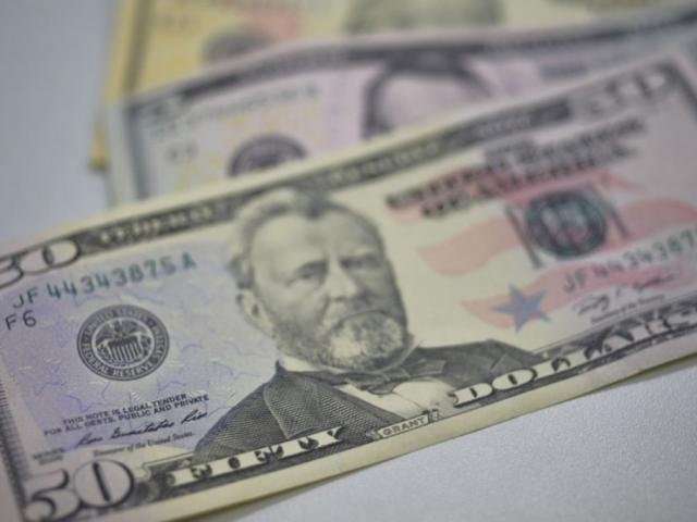 A R$ 4,14, d&oacute;lar fecha o dia em queda, mas acumula alta de 8,5% no m&ecirc;s