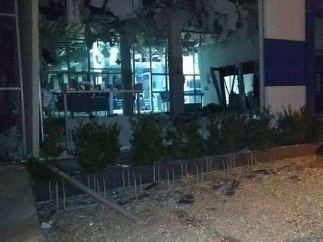 Com armamento pesado, bandidos invadem e explodem banco em MS
