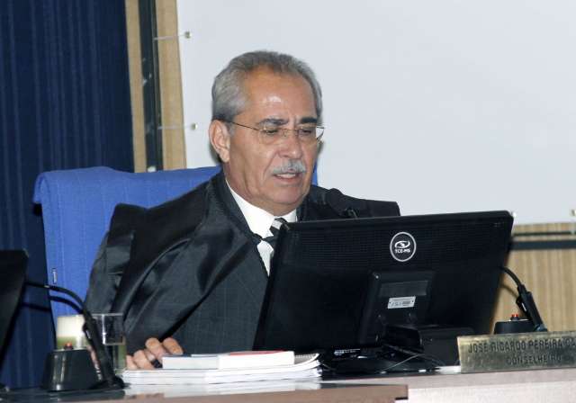 TCE pune um prefeito e tr&ecirc;s ex por irregularidades em contratos