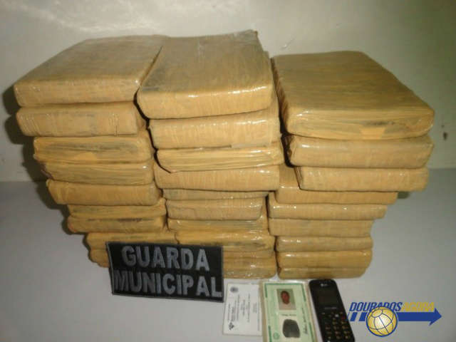  Rapaz &eacute; preso com 29 tabletes de maconha na rodovi&aacute;ria de Dourados 