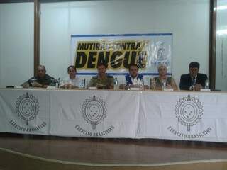 Autoridades da Sesau, Exército e Decat apresentaram balanço de ações contra a dengue. (Foto:Flávia Lima)