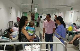 Marquinhos Trad durante visita ao setor de pediatria da Santa Casa (Foto: Leonardo Rocha)