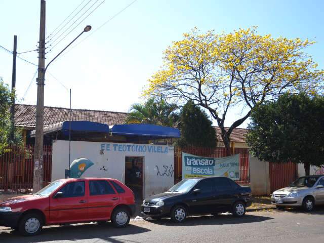  Menino de sete anos fica ferido ap&oacute;s ser atropelado em frente a escola