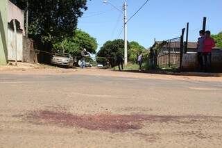 Marcas de sangue foram encontradas a cerca de 80 metros do corpo (Foto: Marcos Ermínio)