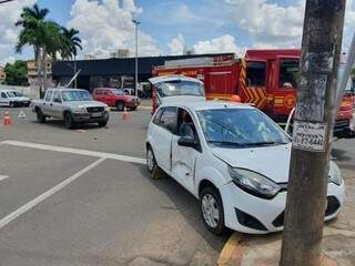 O veículo conduzido pela mulher bateu e entortou a placa de sinalização da rua (Foto: Clayton Neves)