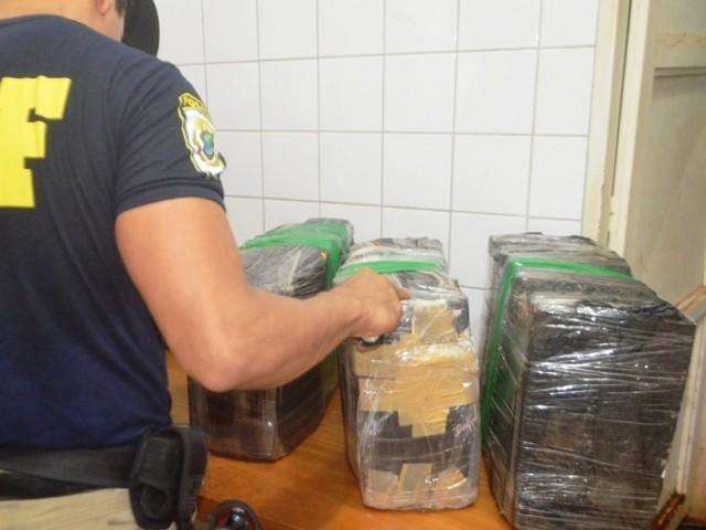 Dupla tenta fugir da pol&iacute;cia, bate carro em poste e &eacute; presa com 79 kg de maconha