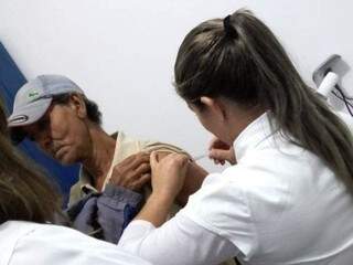 Morador do Assentamento Santo Antônio é vacinado contra a gripe (Foto: Divulgação)