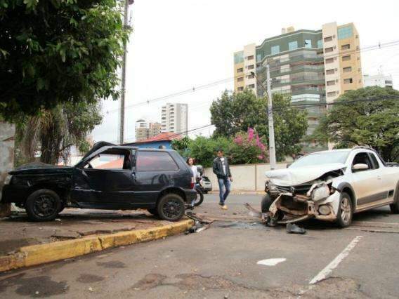 Acidente envolvendo dois ve&iacute;culos em cruzamento deixa condutor ferido