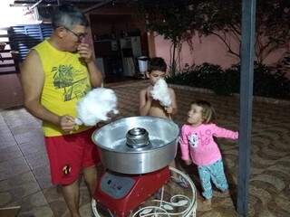 O vô Isa preparando algodão doce para os netos comerem (Foto: Arquivo pessoal)
