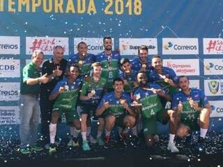 Time da Unoesc comemora primeiro lugar no torneio de voleibol masculino (Foto: Fundesporte/Divulgação)