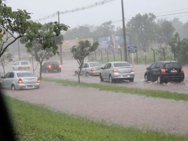 &Aacute;gua da chuva forma &lsquo;rio&rsquo; e carros param na C&ocirc;nsul Assaf Trad