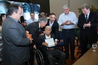 Pedrossian recebeu homenagem das mãos de Reinaldo Azambuja e do reitor da UEMS, Fábio Edir  Santos)
