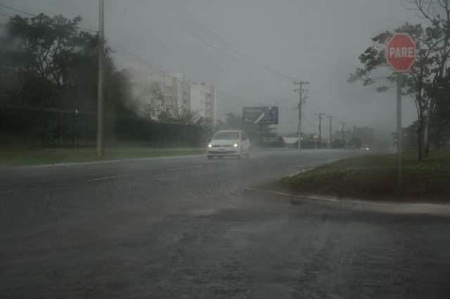 Chuva atinge 8 mil&iacute;metros e ventos chegam a 40 km por hora na Capital