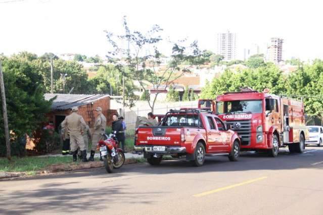 Resid&ecirc;ncia pega fogo e vizinhos salvam tr&ecirc;s crian&ccedil;as no Monte Castelo