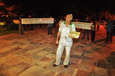Manifestantes usam faixas e ovos para demonstrar insatisfação com vereadores