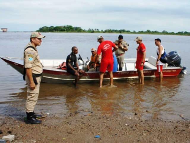  Mergulhadores encontram corpo de jovem que caiu no rio Paraguai em Corumb&aacute;