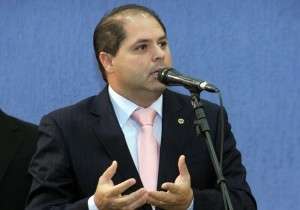 Secret&aacute;rio v&ecirc; rigor fiscalizat&oacute;rio s&oacute; contra Bernal; vereadores contestam