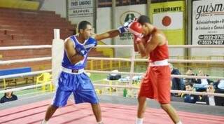 Valdeir Célio, de azul, é um dos boxeadores mais experientes da delegação sul-mato-grossense (Foto: Divulgação)