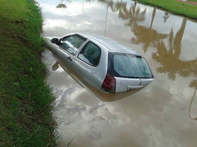 Condutor perde controle de dire&ccedil;&atilde;o, cai com carro dentro de lagoa e foge
