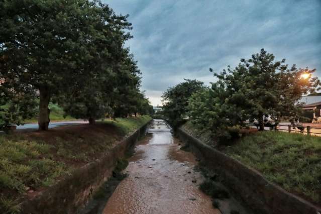 Quarta-feira amanhece nublada e previsão é de mais chuva em MS