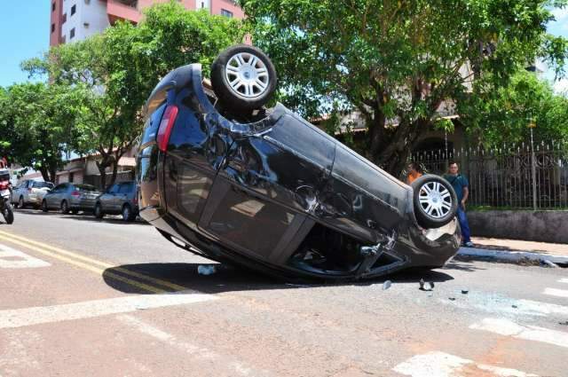 Carro com duas crian&ccedil;as capota ap&oacute;s passar sinal de pare