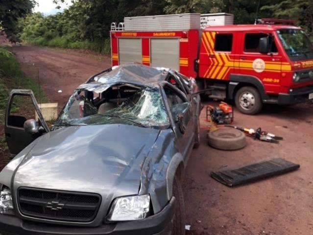 Passageira fica presa sob camionete em capotagem na Estrada Parque 