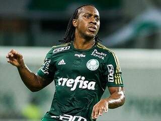 Arouca faz hoje seu segundo jogo no Palmeiras. Camisa do time tem 9 espaços publicitários que vão render R$ 50 milhões em 2015 (Foto: Site do Palmeiras)