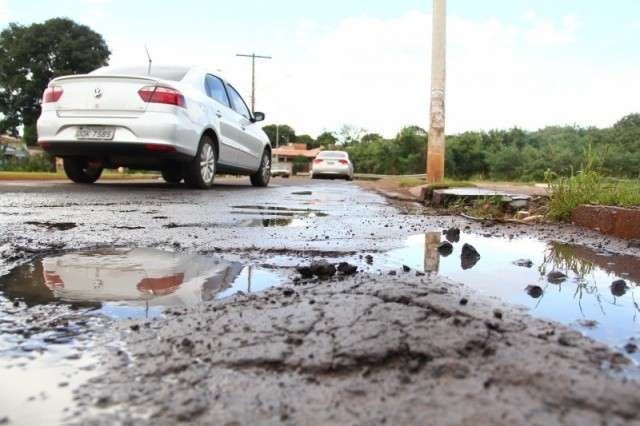 Prefeito garante que  tapa-buraco come&ccedil;a na 4&ordf; com 14 equipes, duas por regi&atilde;o 