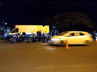 Policiais de trânsito em blitz montada na Avenida Gury Marques, em Campo Grande. (Foto: Divulgação/Batalhão de Trânsito).