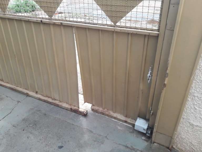 A água que invadiu a varanda entortou o portão (Izabela Sanchez)