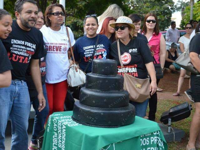 Sindicato leva bolo para &quot;comemorar&quot; 2 meses de greve que afeta 35 escolas